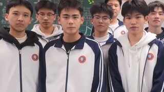 一群青少年在一起合影，镜头一转，我瞪直了双眼，“像...这也太像了吧”！