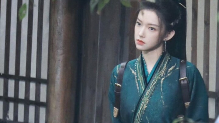 “Help! The on-set photos from this sister’s first day on set are already so handsome that half the f