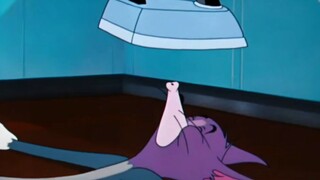 Tom: Chỉ cần tôi thổi nhanh, bàn ủi sẽ không rơi xuống