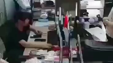 سار ساعي البريد معبّرًا عن اشمئزازه بوجهه.