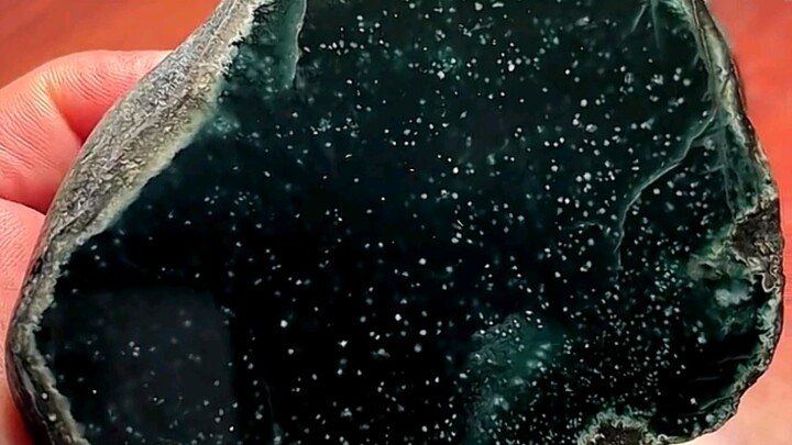 بعد أن شقّ الأستاذ القطعة بضربة واحدة، وقف مذهولاً لمدة ثماني ثوانٍ كاملة! ثم التفت وقال مباشرة: الل