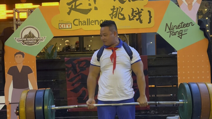 Thử thách deadlift trên phố của học sinh trung học