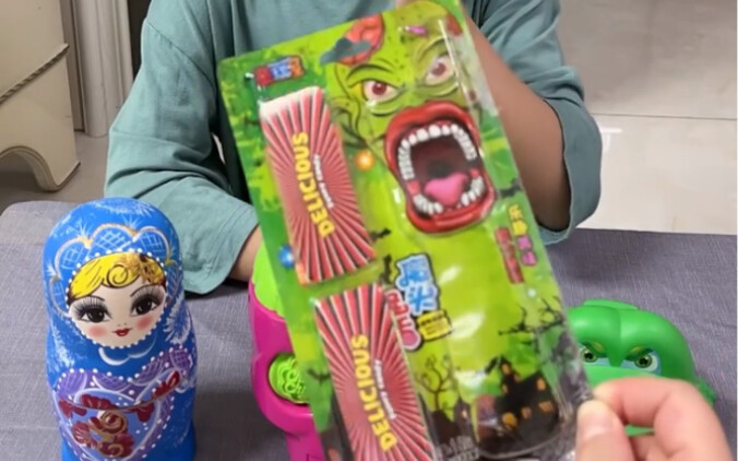 من أكل حلوى الطفل الصغير؟ ذلك اللعب الذي أكلها