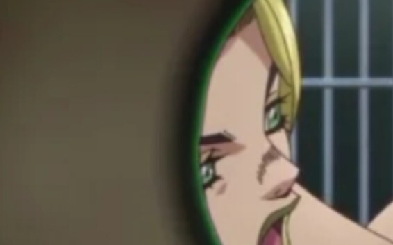 Er Qiao peeked at Xu Lun through the keyhole