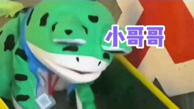 Every time the little girl calls me "little brother", she tries her best.