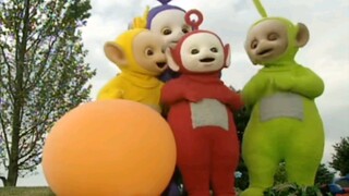 Xiaobo helps Lala get the ball~ Xiaobo is awesome!!