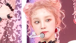 The pinnacle of funny tomboy makeup! Song Yuqi's tomboy straight shot silky change of clothes mixed 