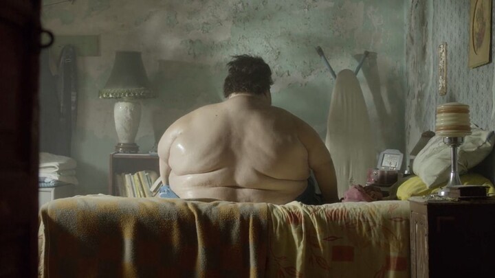 Pria gemuk seberat 400 kg nyaris kehilangan nyawa hanya dengan berjalan dua langkah, tapi nekat kelu