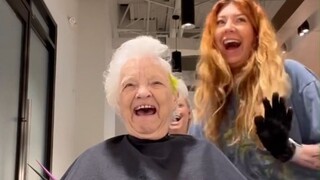 Penata rambut mewarnai rambut nenek menjadi "rambut pelangi" dan wanita tua itu tidak bisa berhenti 