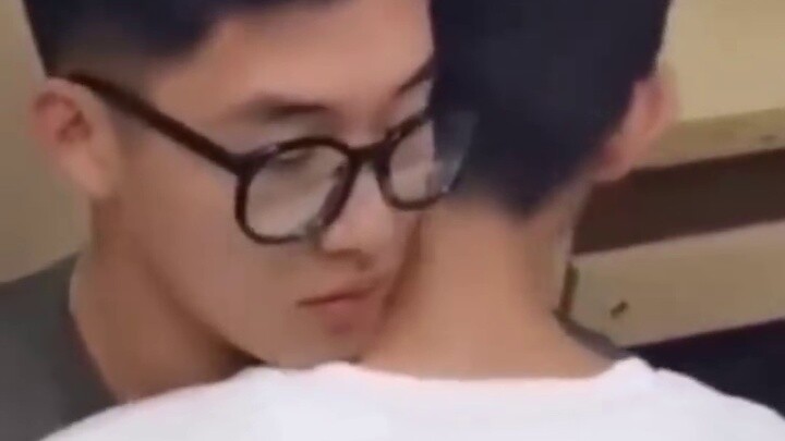 I was scolded by the instructor during military training, and my roommate comforted me when I got ho