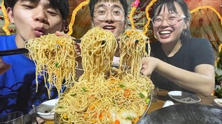 Malam penuh kegilaan akan mi goreng Kanton.