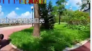 Succubus Jepang memperhatikan mobil yang berputar cepat dan mengomentari warna merah jambu yang lucu