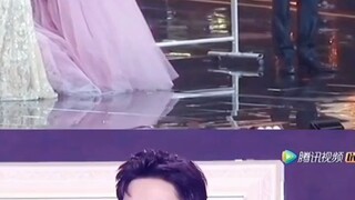 [Yang Zi × Xiao Zhan丨小Rabbit Zi] Jangan tanya kakakmu sibuk apa, dia sibuk membantu adiknya mengangk