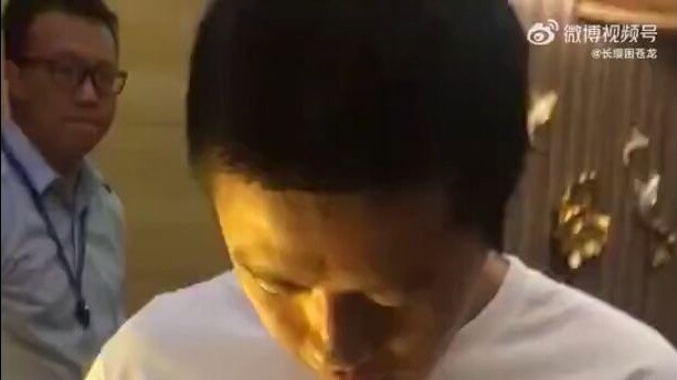 Cư dân mạng xin chữ ký của đạo diễn Nezha 2 Jiaozi. Đạo diễn Jiaozi rất nhiệt tình và khiêm tốn. Sau