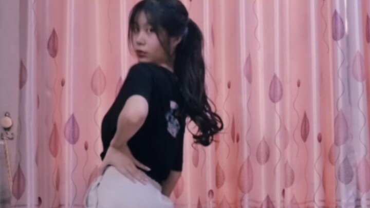 Soprano performed a cover of "Queen Card".