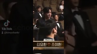 the way yohan helps yihyun ♥️ at KBS Drama Awards #yohan #yihyun #kimyohan #choyihyun #school2021