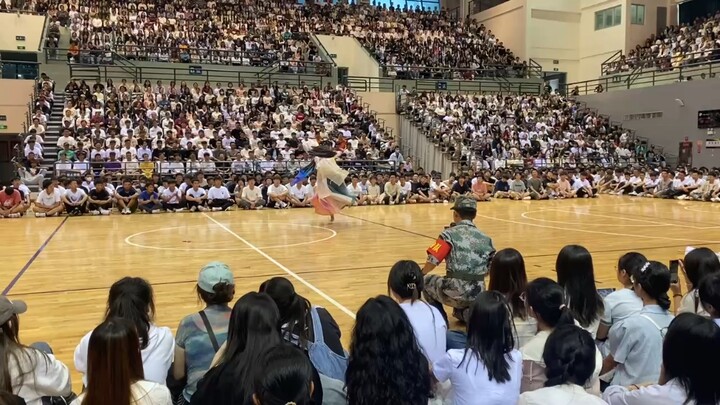 "มังกรน้ำหยิน" การเต้นรำแบบด้นสดโดยนักศึกษาศิลปะในการฝึกทหารก็ยังคงเป็น "มังกรน้ำหยิน" ฉันชอบการเรีย