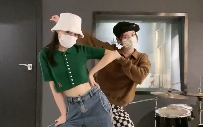 [Xu Jiaqi] and Dai Meng hilariously cover "PING PONG," originally performed by HyunA and Kim Hyo-jon