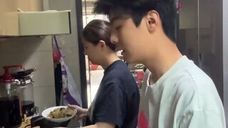 男生忘记妈妈交代自己蒸米饭了，急中生智把锅推给弟弟