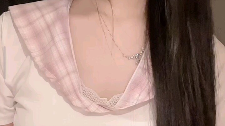 Váy ngắn JK gợi cảm, thuần khiết của Tiểu Oánh trên Kuaishou