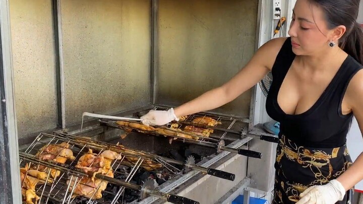 The most delicious grilled chicken on the streets of Thailand~