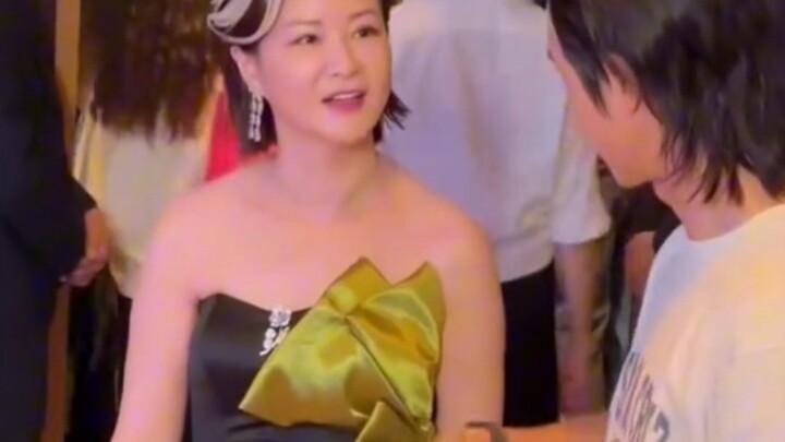 Đỗ Hoa bị hai đứa con bất hiếu này làm cho hết lời, mắt tối sầm lại hết lần này đến lần khác.