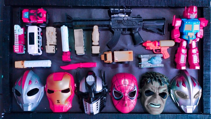 menemukan mainan superhero, mobil tangki, tank, mobil truk, excapator, mobil polisi