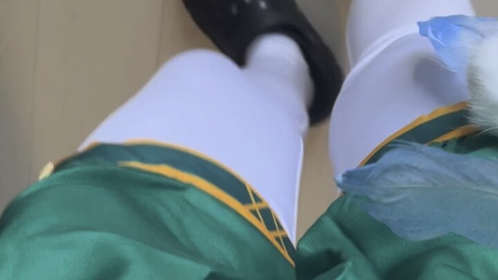 หนุ่มน้อยน่ารักคนหนึ่งแอบใส่เสื้อผ้าของเวนดี้...