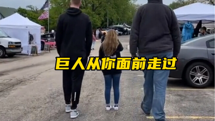 妹子一脸懵逼看到巨人从身边走过，那么和巨人日常生活对比有什么好玩的差异呢？最萌身高差