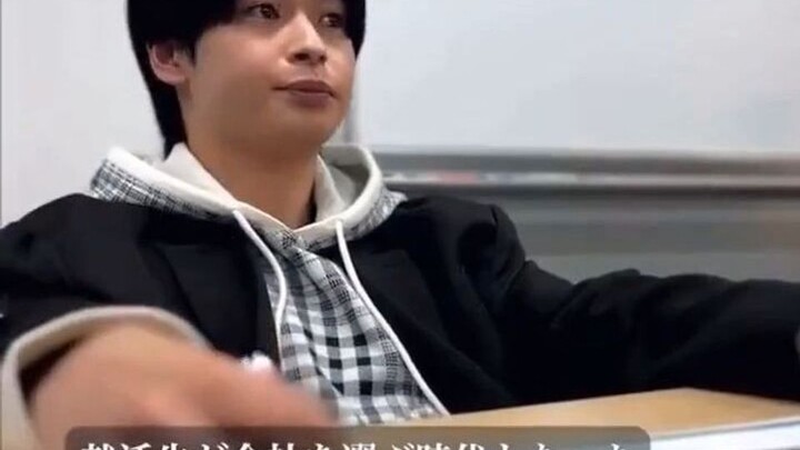 It’s upside down! Japanese graduates are already starting their company interviews—this is insane!