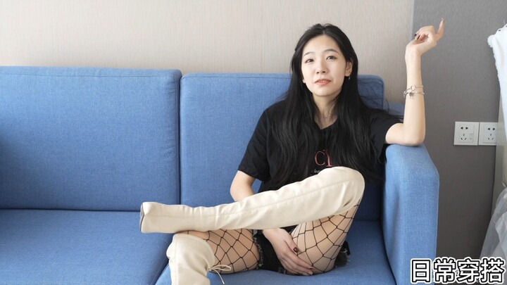 Nói đi nói lại, bé Tiểu Điềm ngồi vắt chân chữ ngũ có phải rất cá tính không?