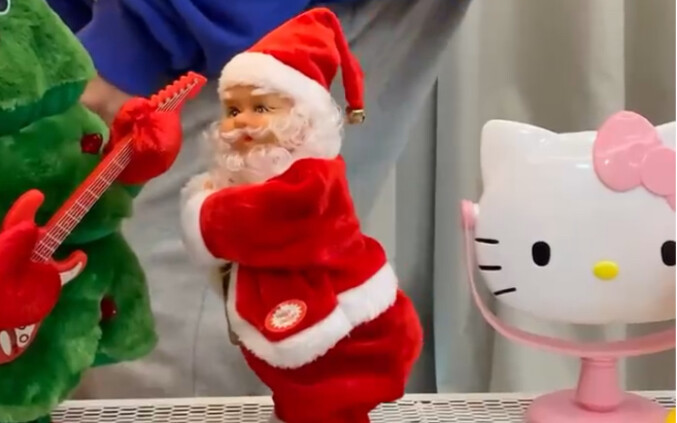 Haha, ông cụ này nhảy giỏi quá, xoa dịu nỗi buồn cả ngày của tôi luôn!