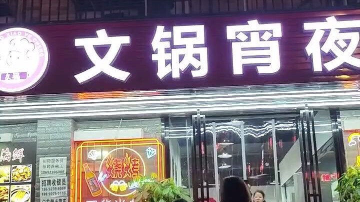 Tầng dưới gây ồn ào, tầng trên tạt nước