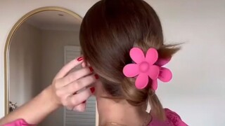 Come and learn a variety of versatile hairstyles from the British sister!