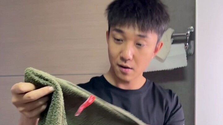 Tấm khăn tắm của tôi bỗng dưng xuất hiện rất nhiều lỗ, nên tôi quyết định “hỏi cung” bạn trai.