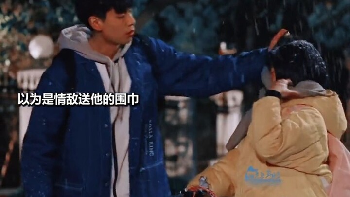 Cô nàng điên cuồng ra hiệu cho anh chàng đẹp trai cởi áo khoác để mình mặc, nhưng tiếc thay anh chàn