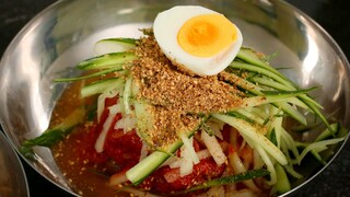 Cold, spicy, chewy noodles (Bibim-naengmyeon: 비빔냉면)