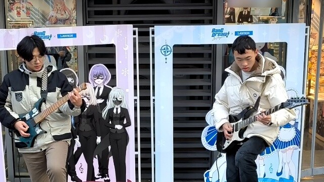 เพลง "การรุกรานเหมิงตู" ถูกเล่นที่ทางเข้าร้านค้าธีม