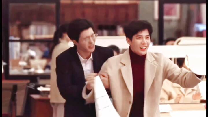 ทุกคนต่างเห็นผู้มาใหม่สวมรองเท้ากระโดดขึ้นบนโต๊ะทำงานของจวงถูหนาน แล้วเต้นสะบัดไปมาอย่างไร้ระเบียบ ร