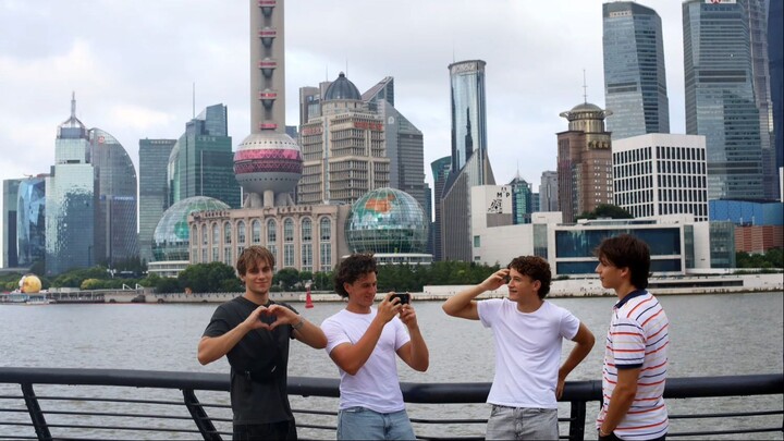 Taking photos for people in Shanghai, exchanging photos