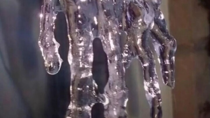 มือที่เล่นโทรศัพท์ในหน้าหนาว