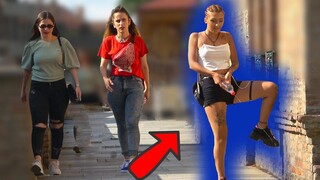 สาวฉี่ในที่สาธารณะ! - แกล้งเล่นตลกและทำให้คนเดินผ่านไปมาด้วยกลอุบายขวดน้ำ