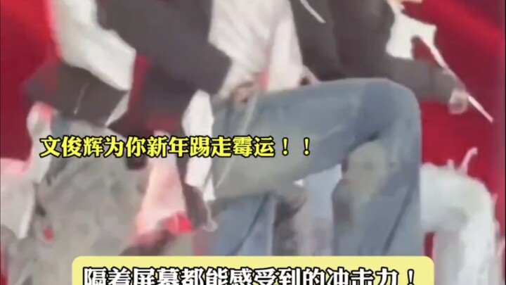 What's it like to watch my bias dance after such a long time? Of course, it's absolutely awesome! Yo