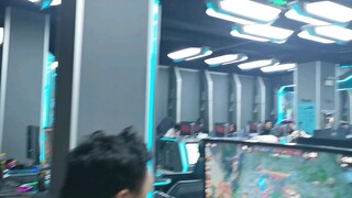 لحظة فوز edg في مقهى الإنترنت