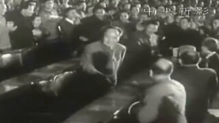 Chairman Mao and other leaders watched the music and dance epic "The East is Red" (1964)
