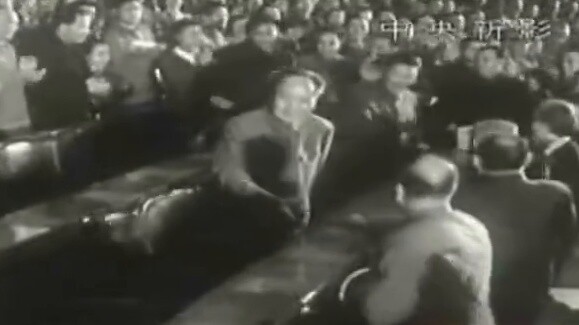 【رؤساء مثل ماو تسي تونغ يشاهدون ملحمة موسيقية ورقصية «دوانغ فنغ هونغ» (1964)】