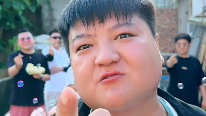 今天来了很多人，别管认识不认识了，反正摆了4桌