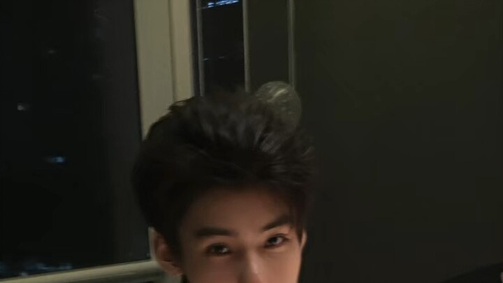 لا عجب أن أمي قالت إن تصفيف الجبهة للأعلى يجعلك تبدين أجمل، فهذا التصفيف الأنيق والواسع يثير إعجاب ا