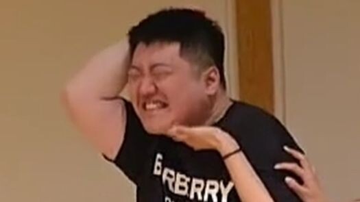 Xie Bin performs pole dancing and gets so aroused by the female streamer that his whole body tenses 