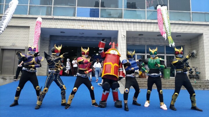 【ทีมงานมืออาชีพคาเมนไรเดอร์】? ช็อก. กลุ่ม Kamen Riders Kuuga แสดงให้ฝูงชนเห็นว่าการเป็นมืออาชีพในงาน